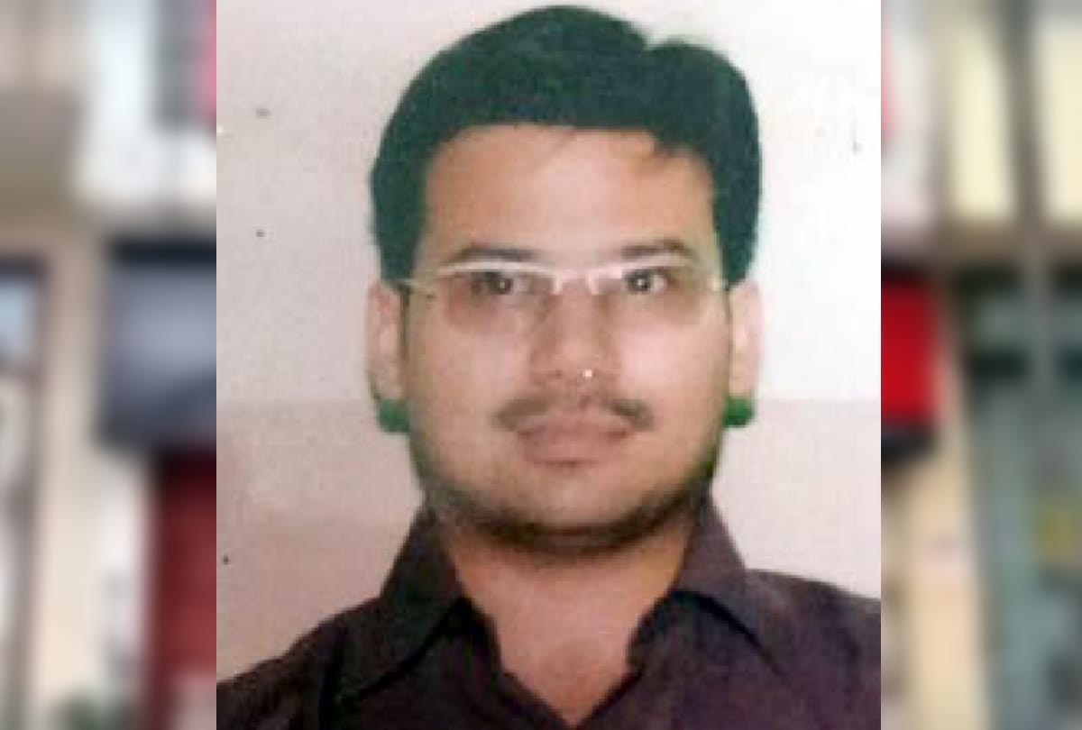 delhi jwellery showroom looted by 3 criminals and killed businessman in front of son