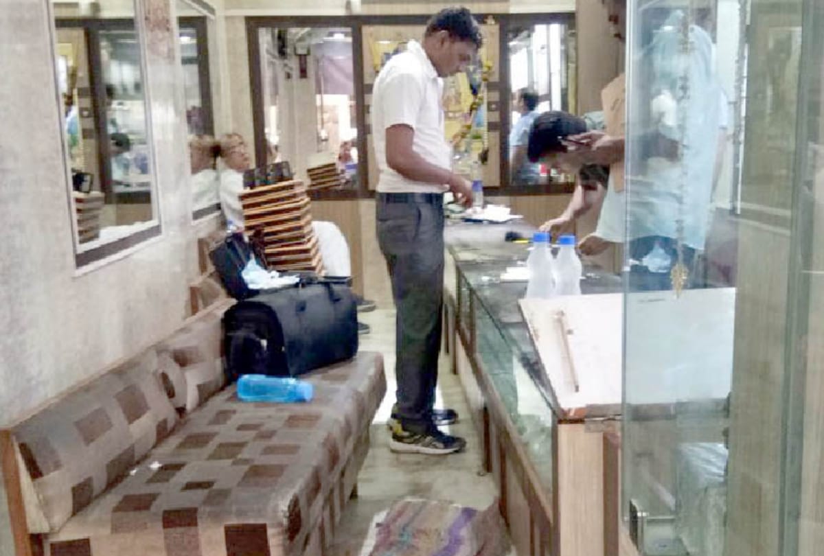 delhi jwellery showroom looted by 3 criminals and killed businessman in front of son