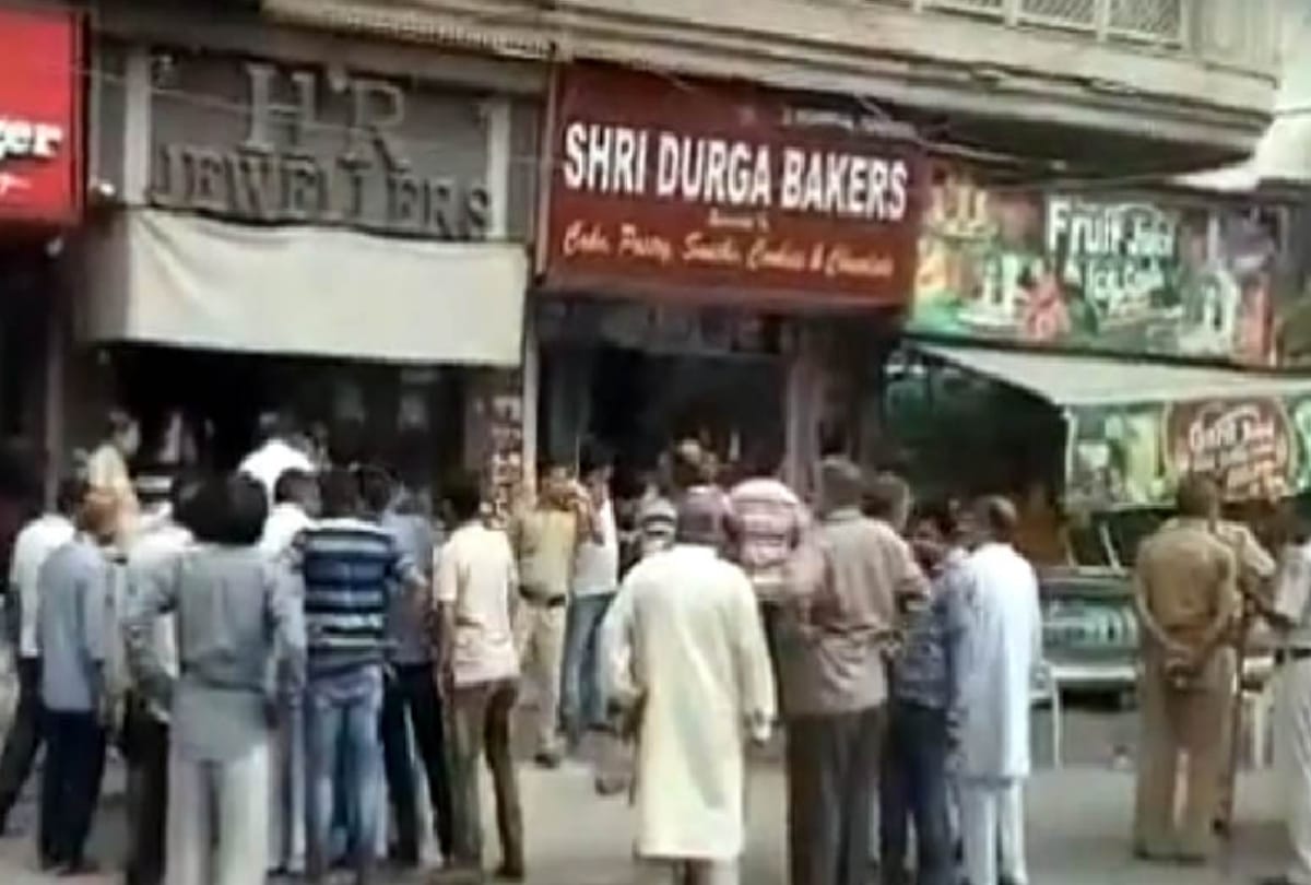 delhi jwellery showroom looted by 3 criminals and killed businessman in front of son