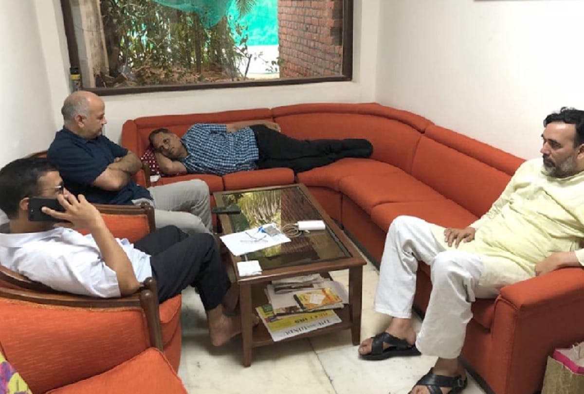 bjp mla manjinder sirsa install hoardings on delhi roads against kejriwal dharna goes viral