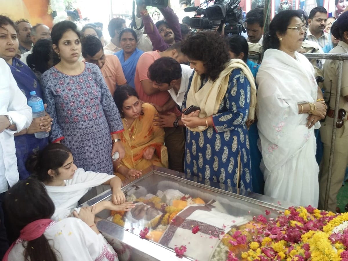 Wife Aayushi, daughter kuhu kept weeping on Bhayyuji Maharaj funeral, tension between them was alive