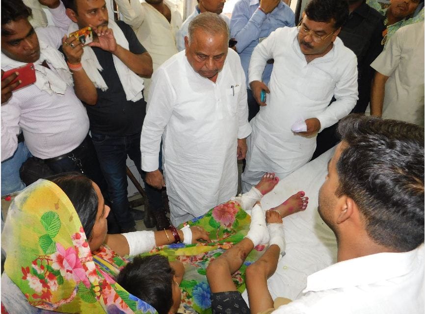 Mulayam Singh Yadav met bus accident victims