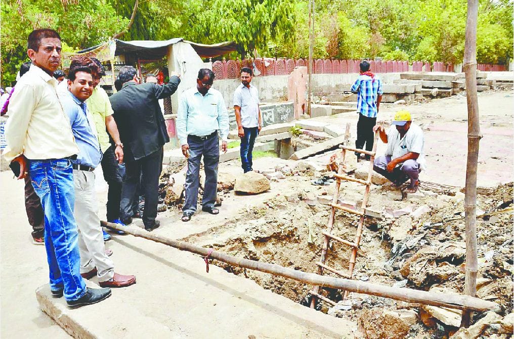 Nagar Nigam Team dug road to remove encroachment
