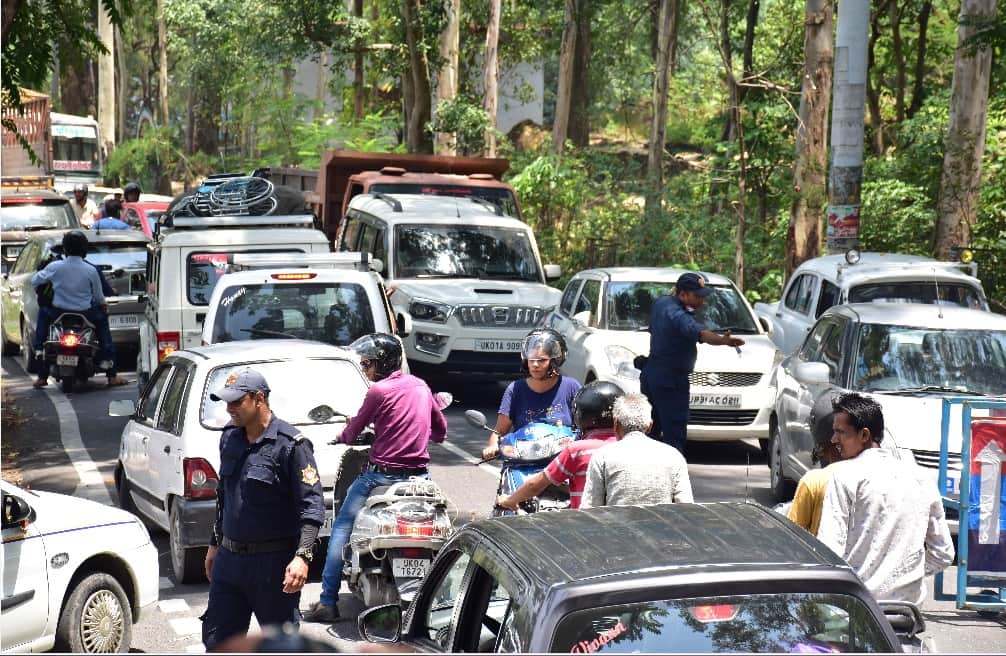 Tourists crowd in Auli and Nainital Traffic jam for new year 2020 celebration