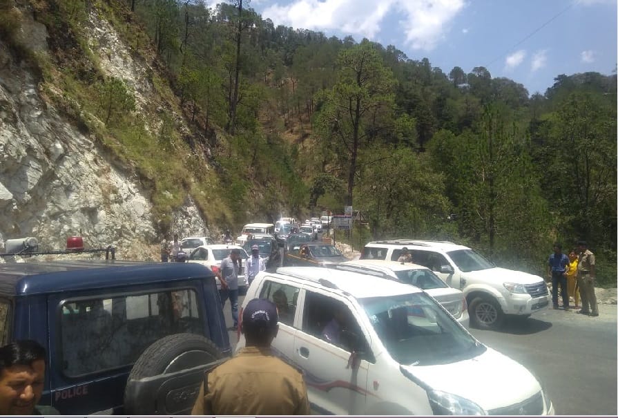 vehicle stops nainital traffic jam in nainital