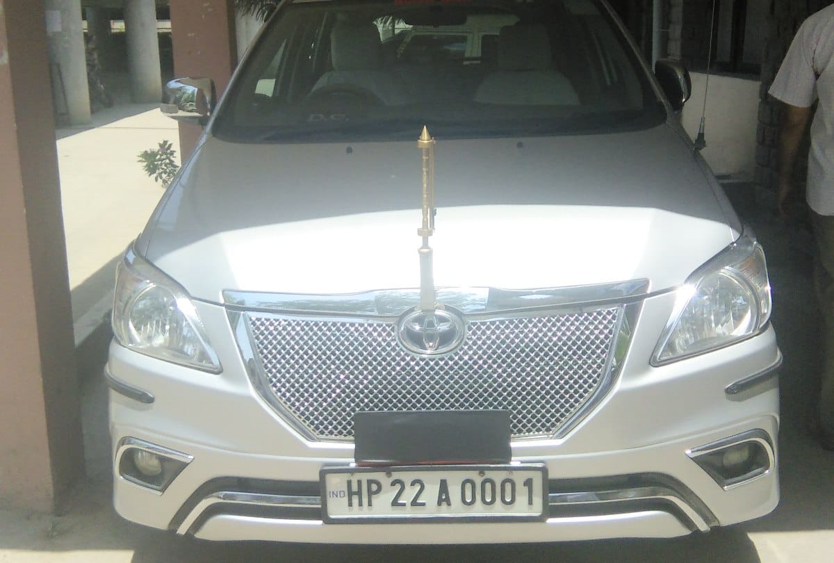 DC hamirpur and other officers removed name plates from vehicles