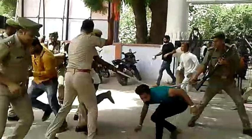 Lashcharge on the Hizamam workers in ASP office