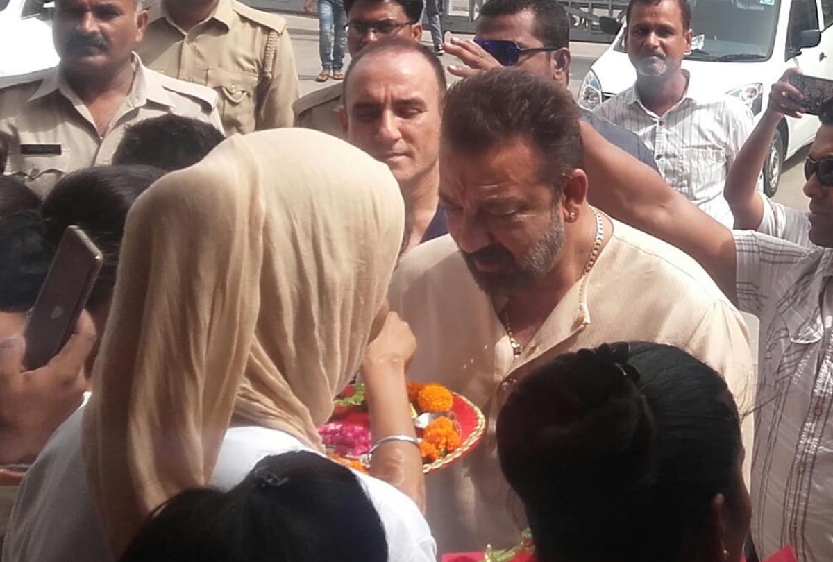 actor sanjay dutt visited sheroes cafe in lucknow