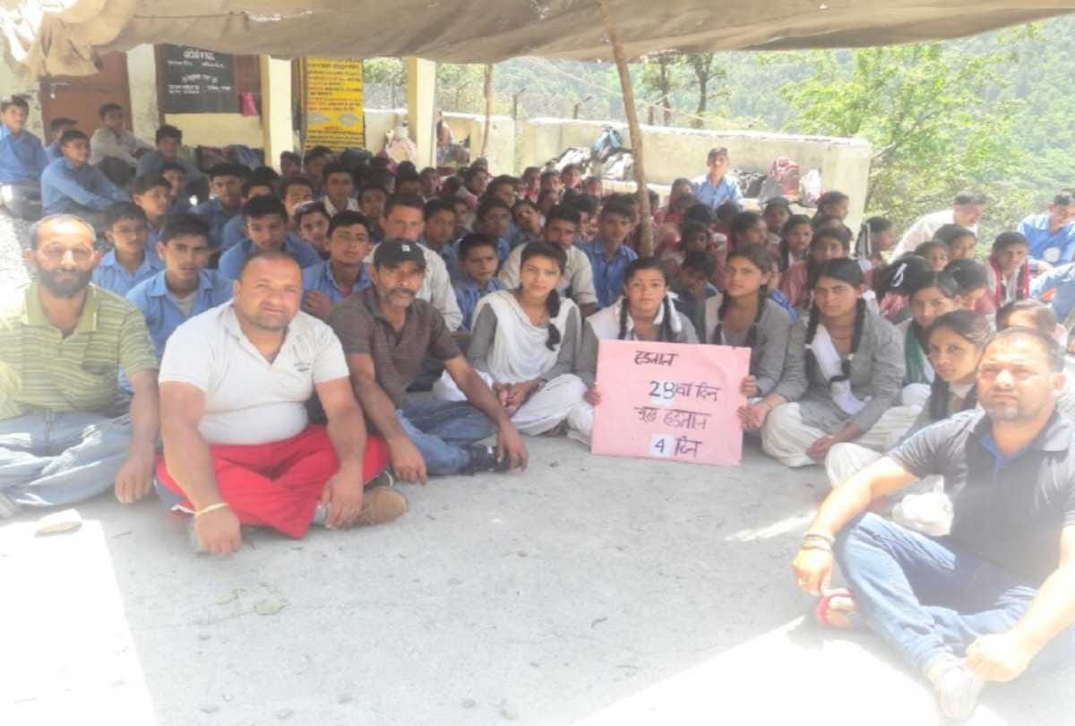 hp govt transfer 5 more teacher to baghaigarh school of chamba