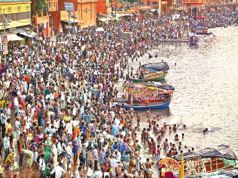 Crowd of pilgrims on the banks of Mandakini