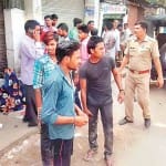 महावीर की मौत के बाद जांच करती पुलिस।     - अमर उजाला