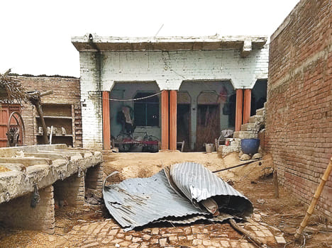 Sisters sleeping on the terrace, the thieves took cash and jewelery