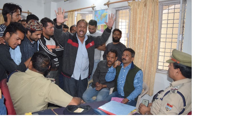 टैक्सी वाहनों को सीज करने पर भड़के चालक