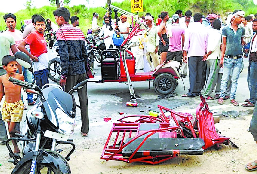 A truck hits an e ricksahw, three died.