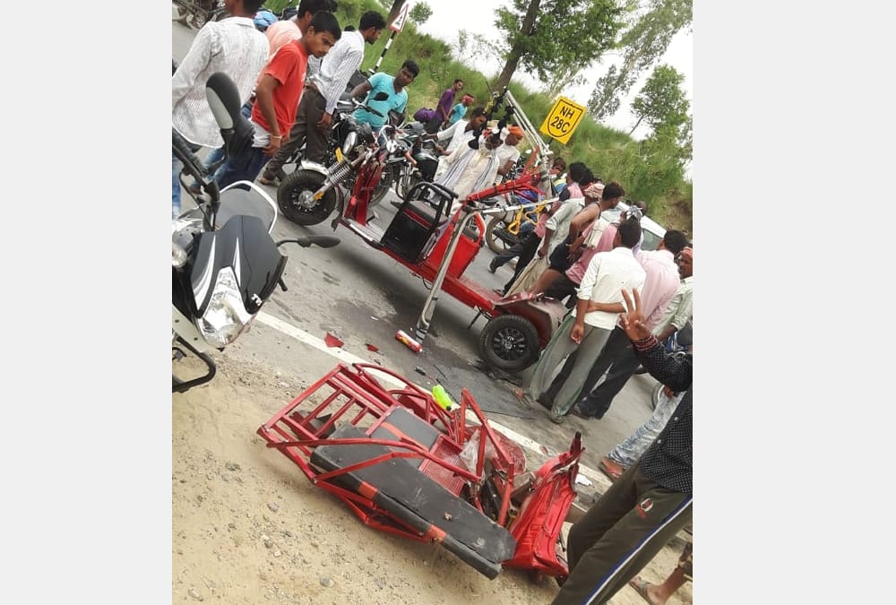 A truck hits an e ricksahw, three died.