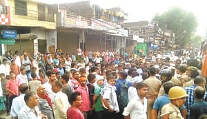 Sonu's dead body hangs over the road