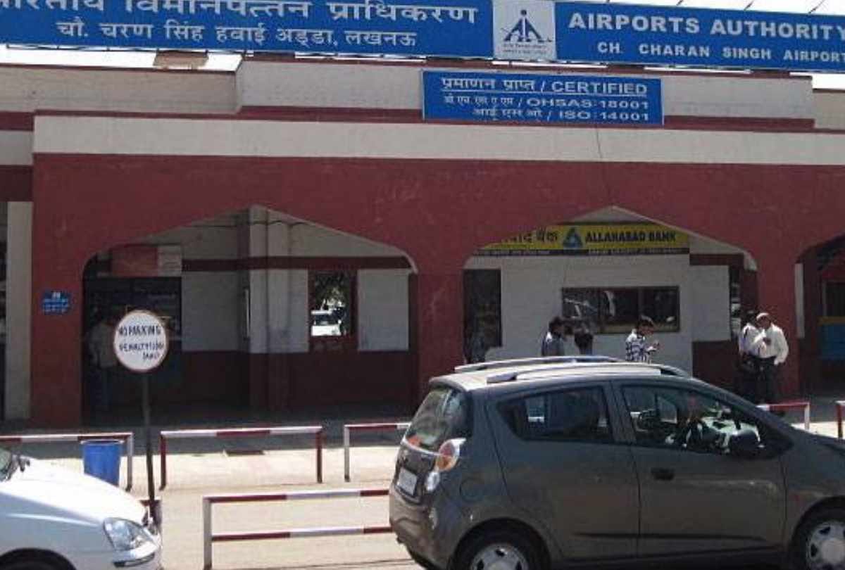 smuggler caught with 235 gram gold at amausi airport