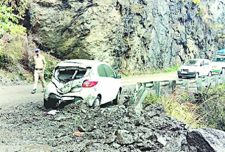 मनाली-चंडीगढ़ एनएच दवाड़ा के पास चट्टानें गिरने से बंद