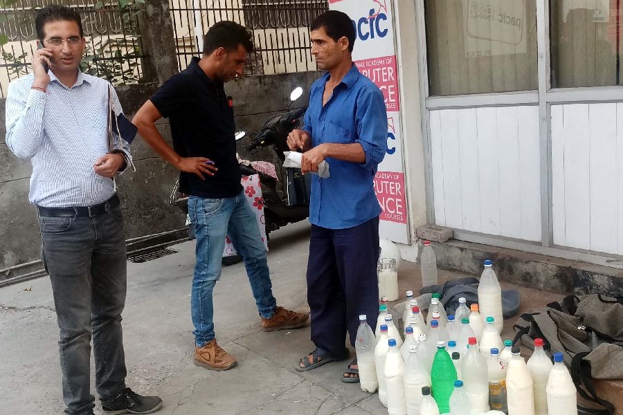 दूध के सैंपल फेल, 165 लीटर दूध सड़क पर फिंकवाया