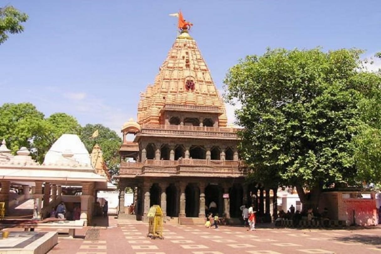 temple security personnel Beating A devout In Mahakaleshwar temple of Ujjain