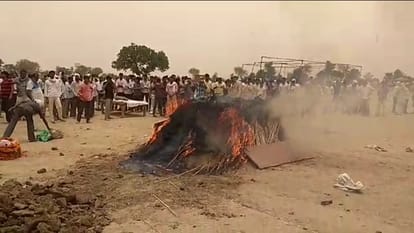 martyr bsf sub inspector rajneesh kumar's funeral in etah