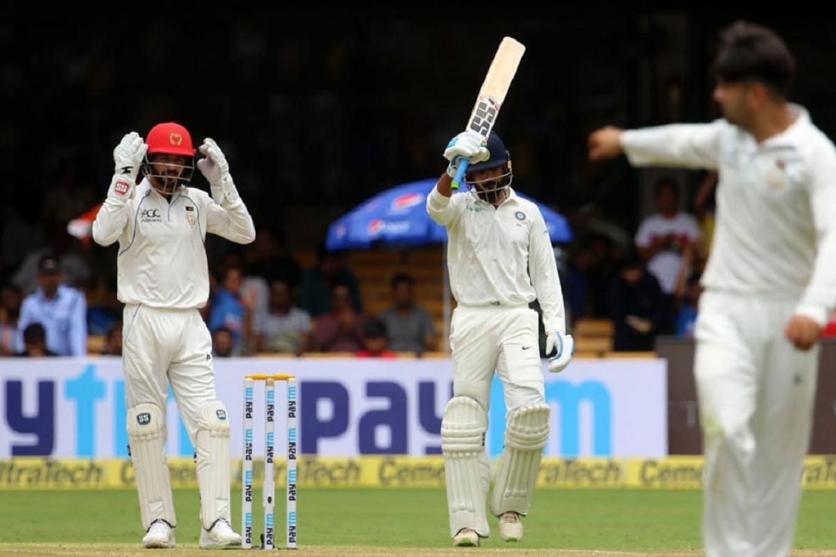 dinesh karthik gives standing ovation to murali vijay for his brilliant century