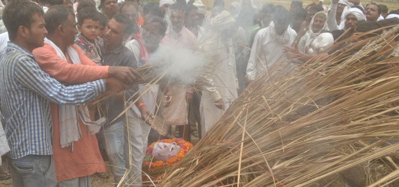 कलम थामने की उम्र में थामी चिता की लकड़ी