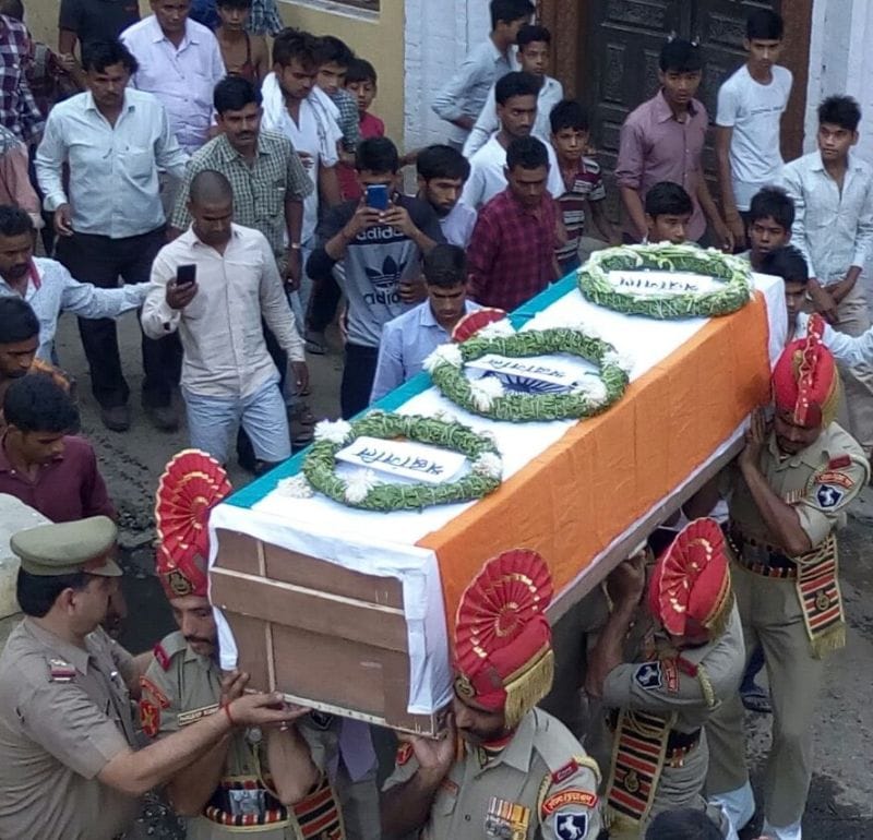 शहीद के पार्थिव शरीर को देख रो पडे़ गांव के लोग