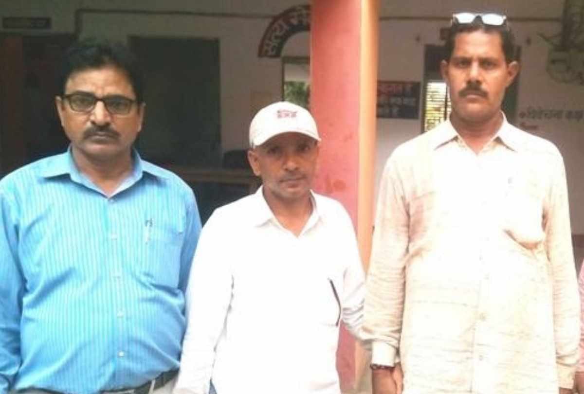 anti corruption team caught fourth class employee of Chakbandi Vibhag