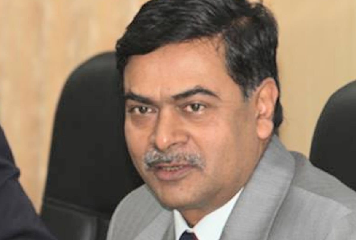 Power Minister RK Singh said People will get electricity from preferred company