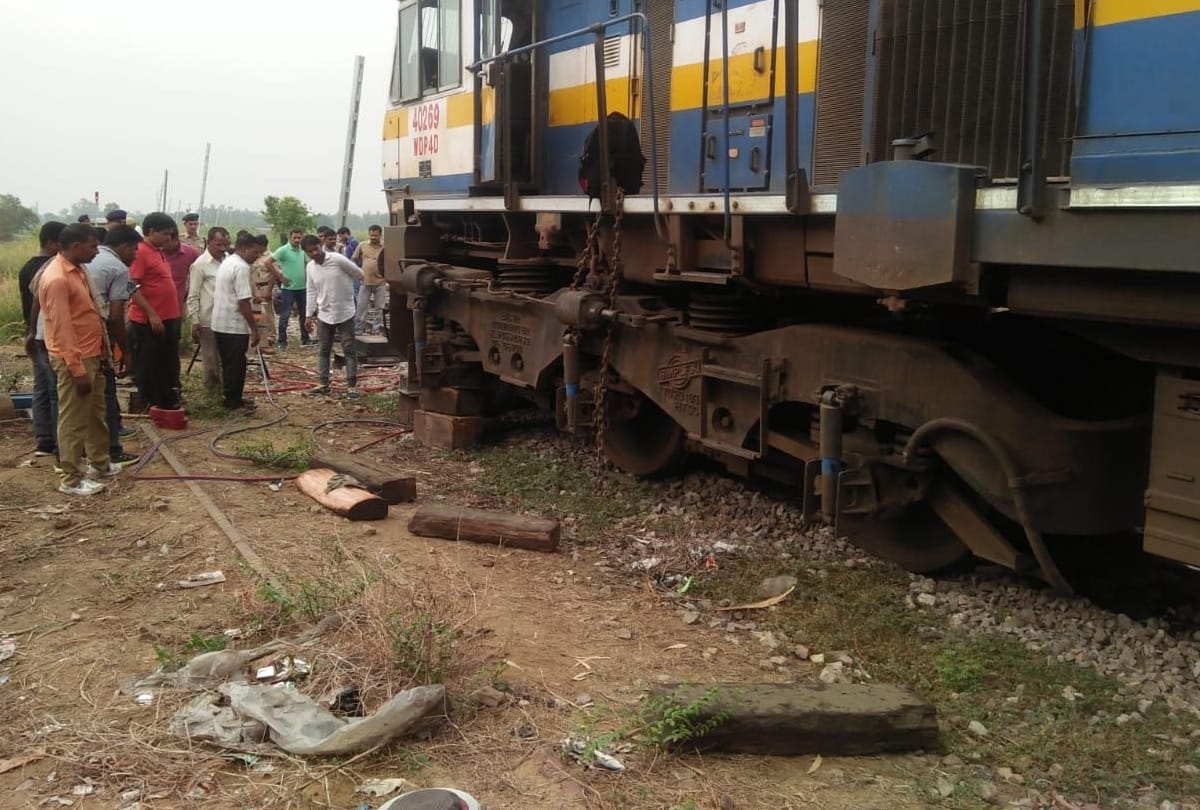 Sealdah Express derailed near Akbarpur railway station