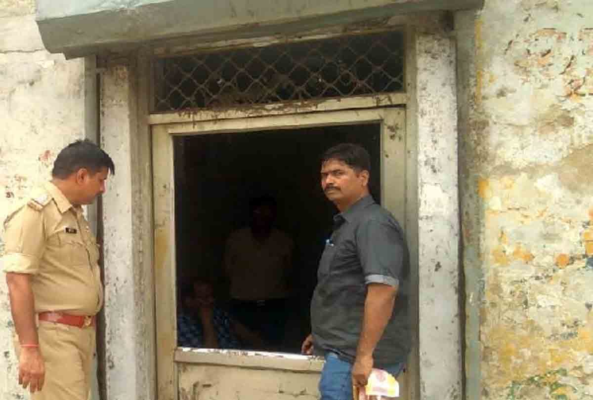 Income Tax raid on glass and ply traders in kanpur