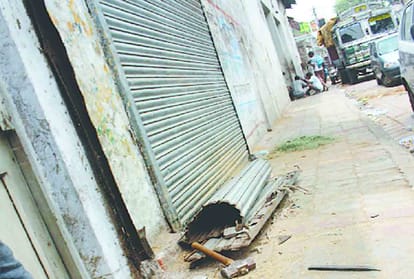 Income Tax raid on glass and ply traders in kanpur