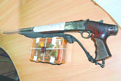 Two arrested for making fake licenses of weapons in etawah