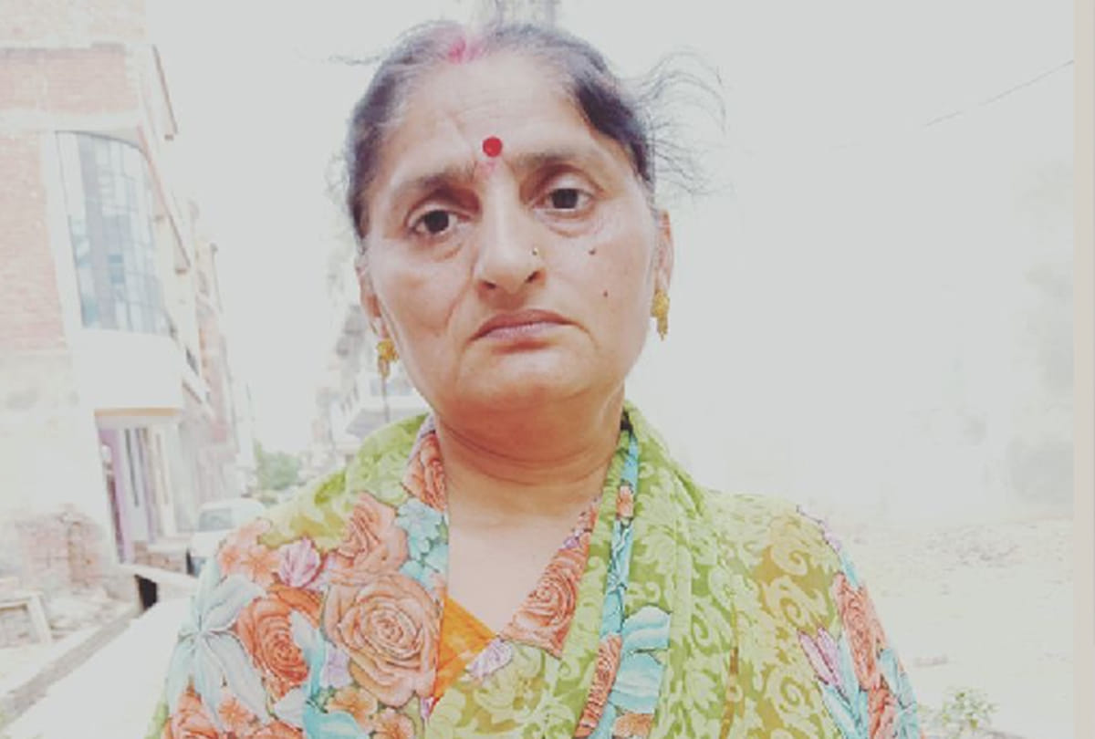 Mother of a police man beat chain snatcher