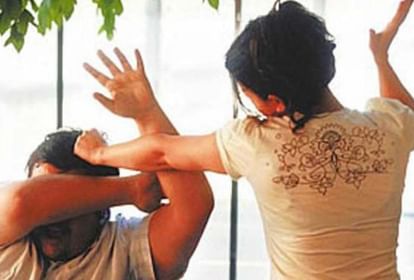 UP News: पत्नी की गैरमौजूदगी में पति ने बुलाई प्रेमिका, अचानक आ गई पत्नी...जानिए क्या हुआ फिर? In the absence of the wif husband called his girlfriend, suddenly the wife came and started fighting