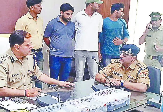 Dabacha accused of flying nine lakhs in the car