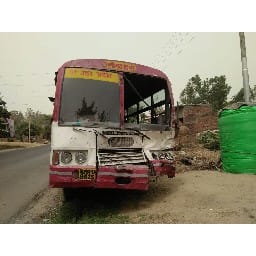 collision bus and tractor'driver injured