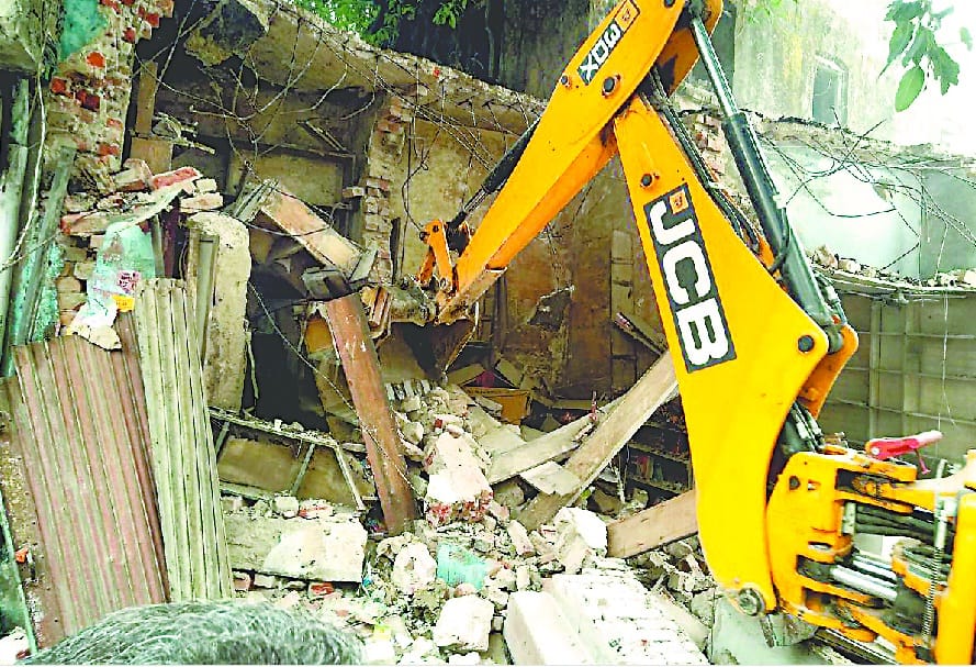 stone pelting on encroachment team, homeguard and others injured