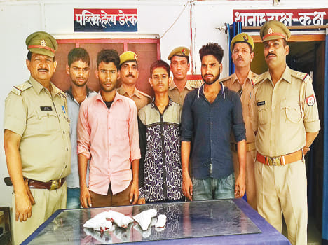 4 people arrested in loot attemt