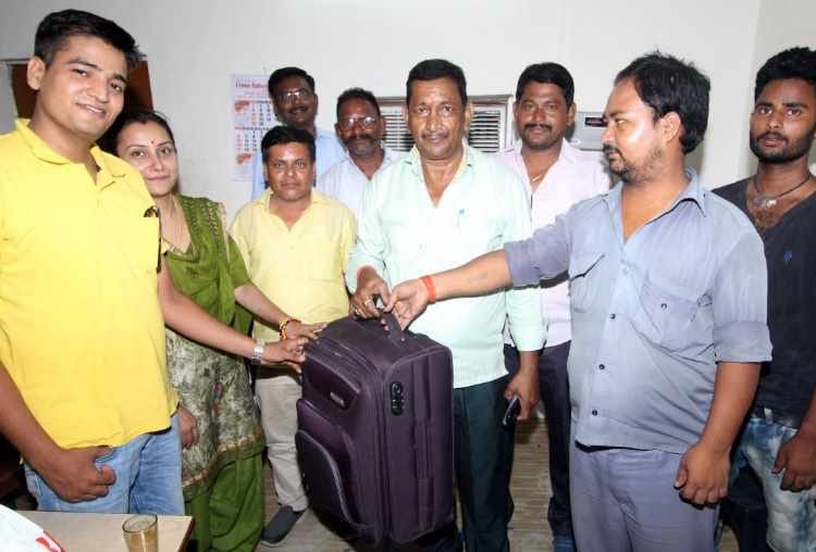 auto association returned bag full of money and jewellery to navy officer