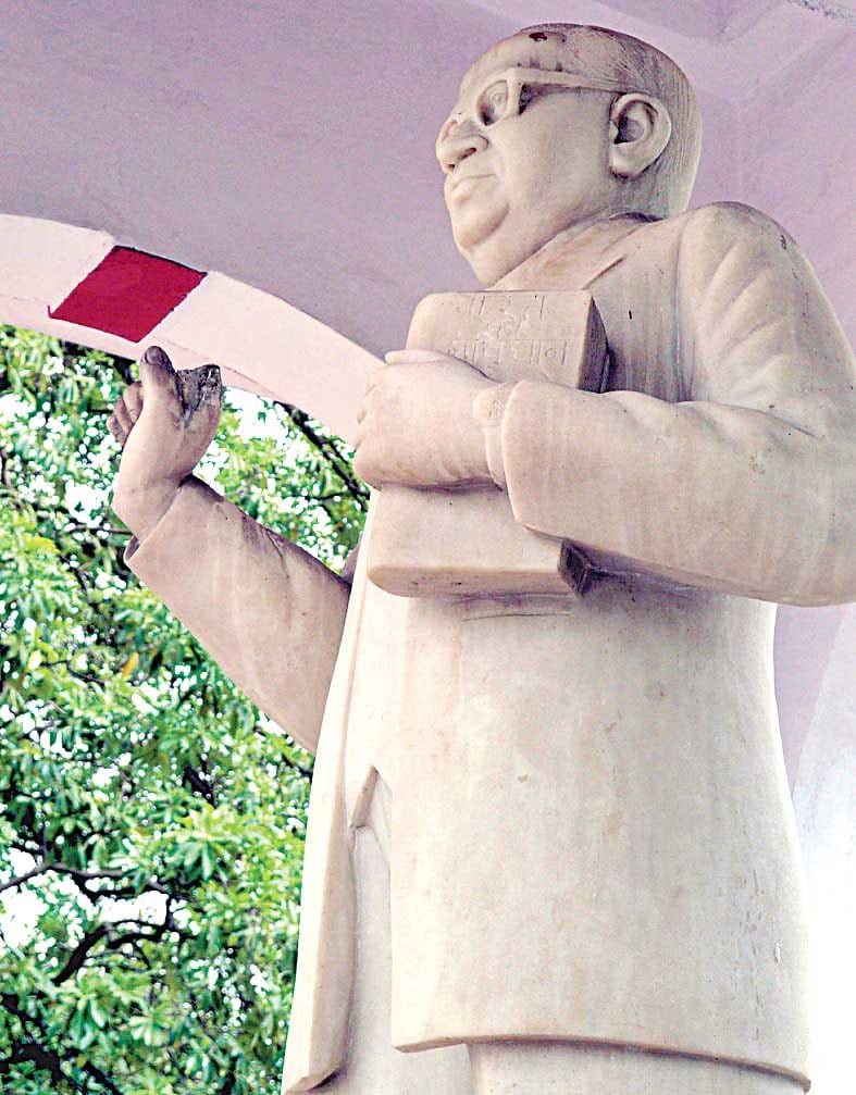 damage finger of ambedkar statue