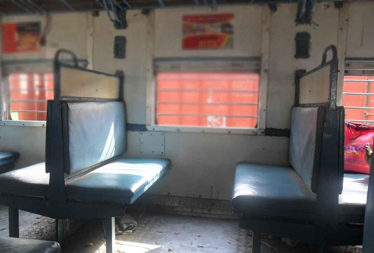 woman and her daughter were beaten in train for seat