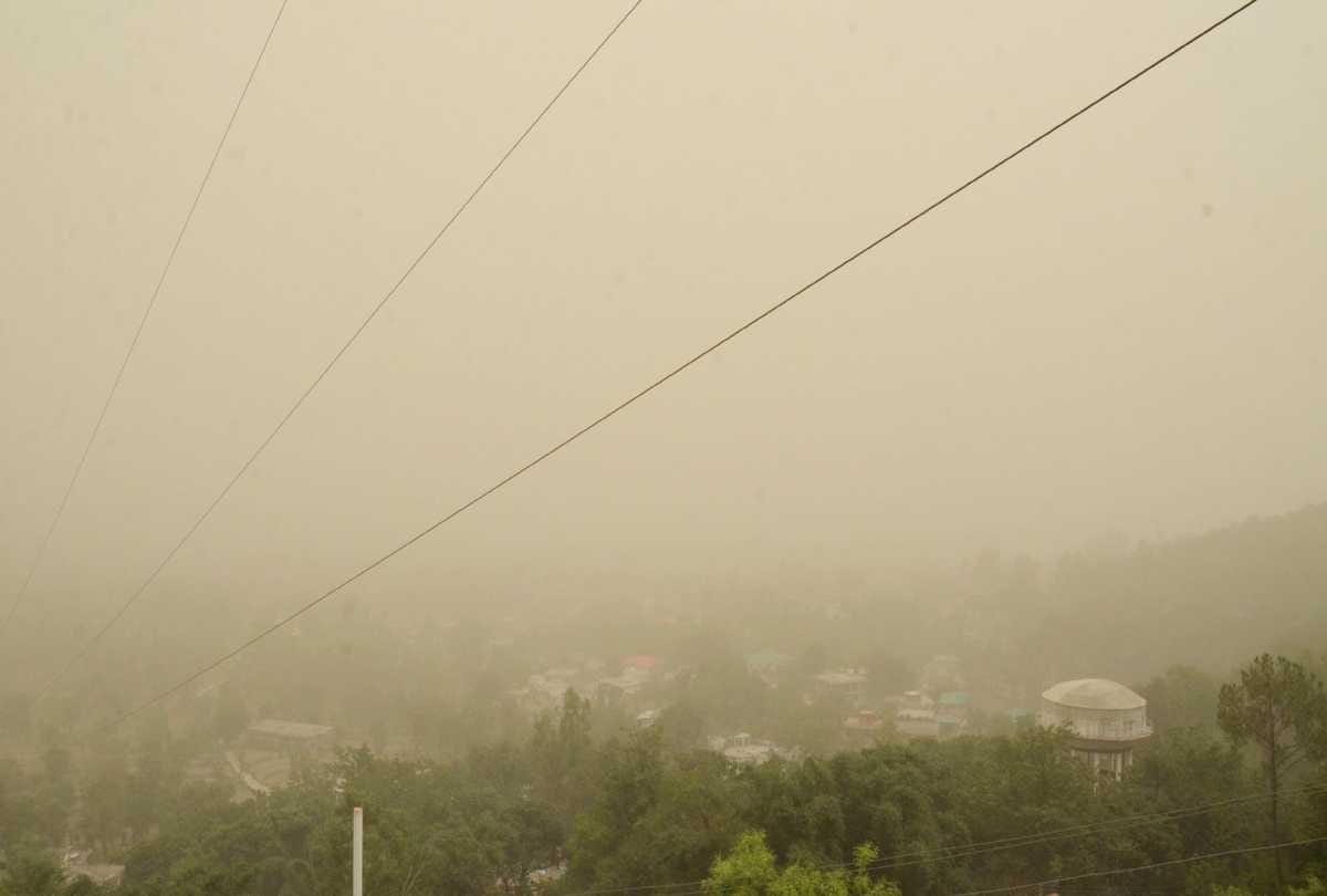 धूल के आगोश में समाया शहर
