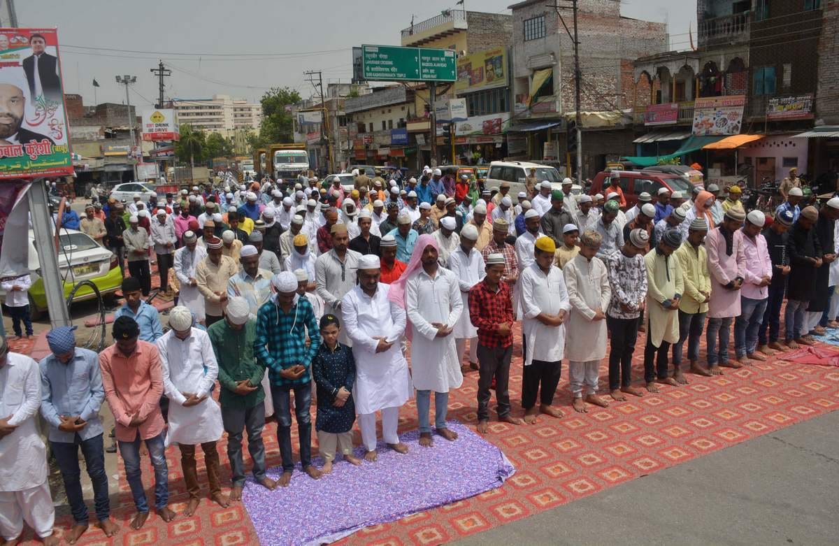 EID 2018 alvida namaz in mosque at varanasi