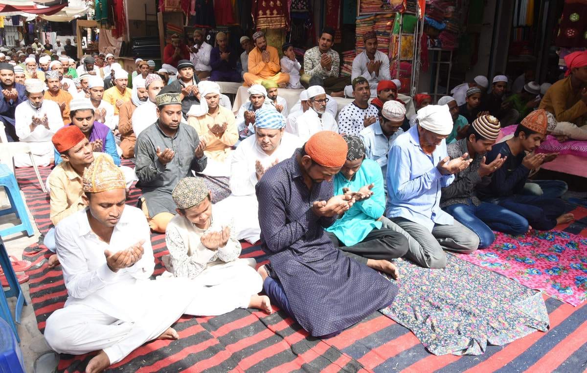 EID 2018 alvida namaz in mosque at varanasi