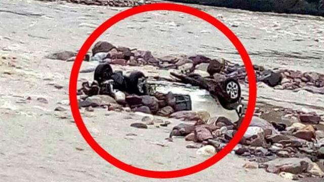 Tourist Car swept in heavy flow of ganga after excess rain alert