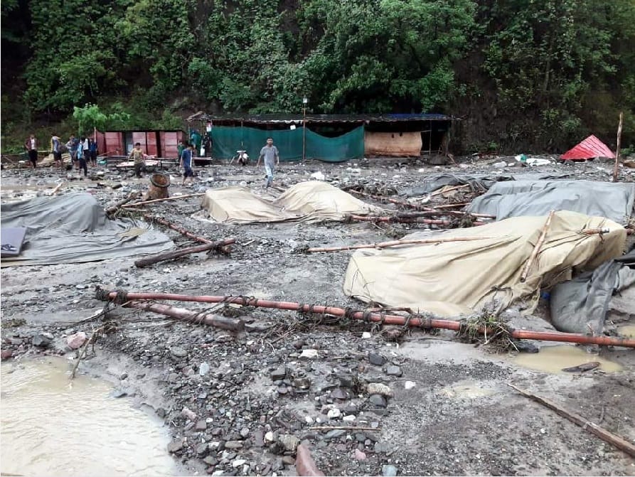 Tourist Car swept in heavy flow of ganga after excess rain alert
