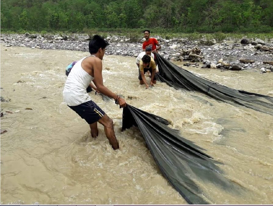 Tourist Car swept in heavy flow of ganga after excess rain alert