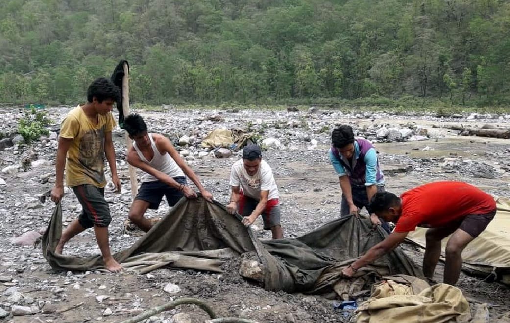 Tourist Car swept in heavy flow of ganga after excess rain alert